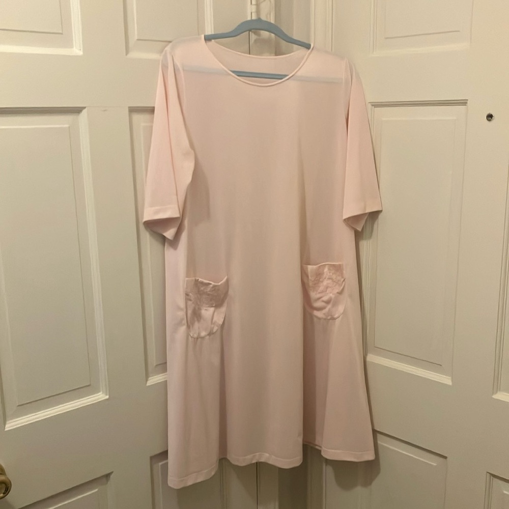 Vintage soft as (pink) butter 😉, night gown. Knee length 3/4 length sleeves